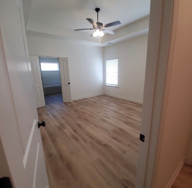 Building Photo - 6038 Daffodil Ln
