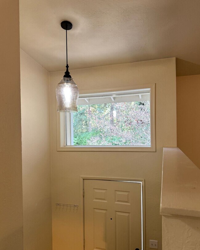 Building Photo - Silverdale - Chico Way neighborhood 3 bedroom duplex now available