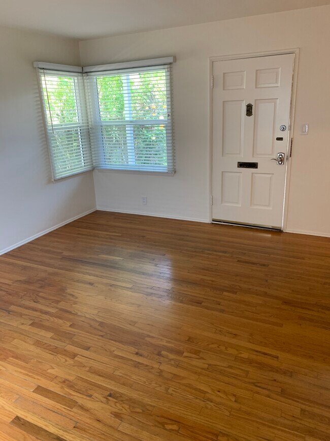 Building Photo - 9828 Vidor Dr
