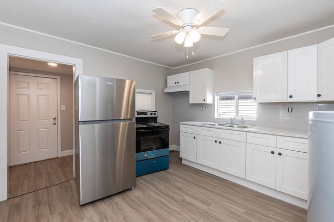 Building Photo - Two Bedroom Home!