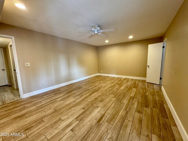 Building Photo - 5121 E Larkspur Dr