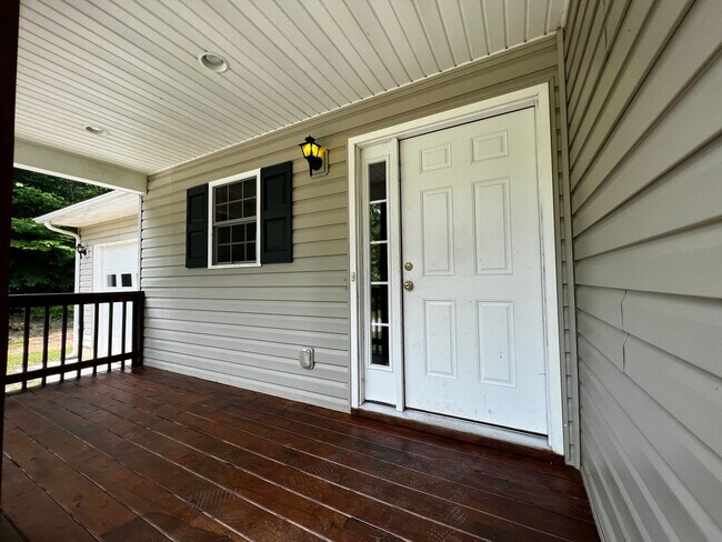 Building Photo - 3-Bedroom in Country Setting Close to Farmville!
