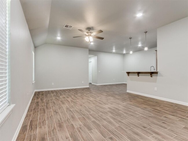 Building Photo - 616 Maleah Pl