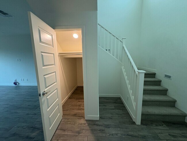 Building Photo - Modern 3-Bedroom + Loft + Den in Gated Pho...