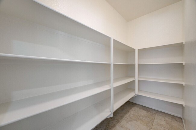 Building Photo - Beautiful DR Horton Home in Centennial Hil...