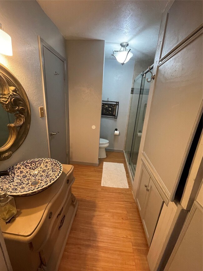 Building Photo - 204E Lakeview Ter