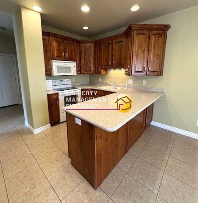 Building Photo - 3 Bedroom Townhome in Layton!