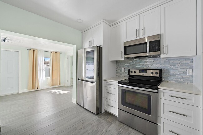 Building Photo - 135 E 28th St