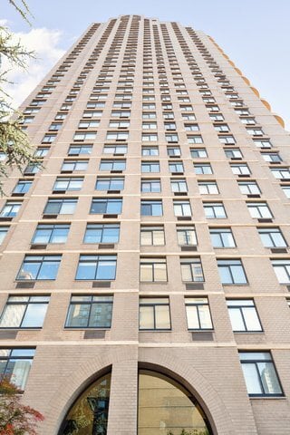 Building Photo - 400 E 70th St