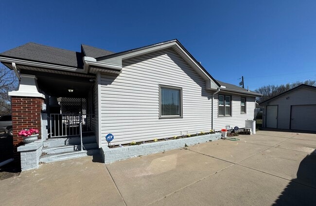 Building Photo - Grove