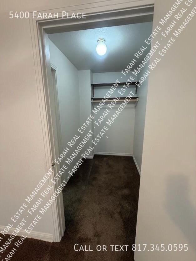 Building Photo - 5400 Farah Pl