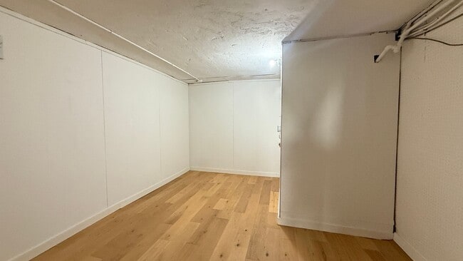 Building Photo - DREAM HOME! Spacious 3 BR + Sunroom/ 1.5 BA  in the Richmond area- AMSI