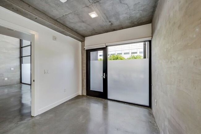 Building Photo - 2 bed/2 bath Loft with Private Patio on Ma...