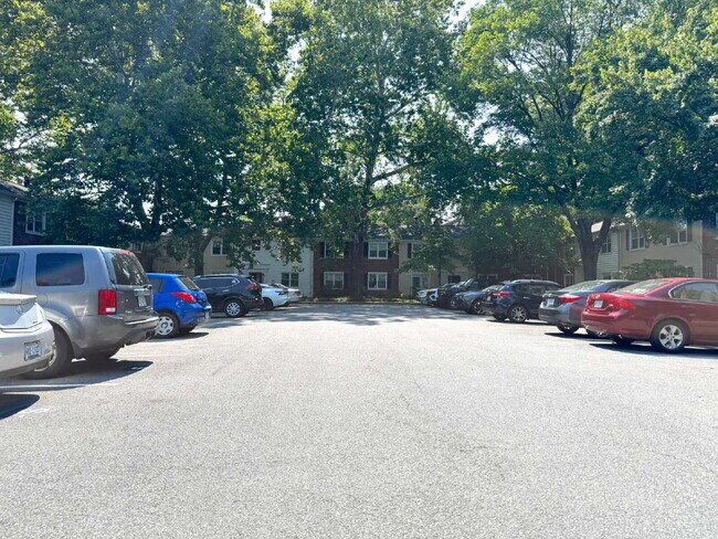 Building Photo - Welcome to this well-maintained top-floor condominium