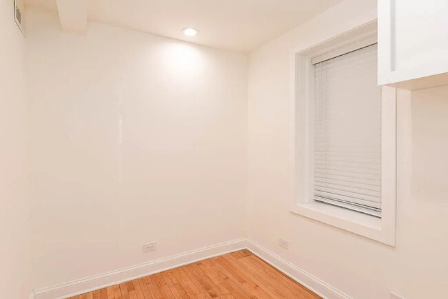 Building Photo - 1851 W Dickens Ave