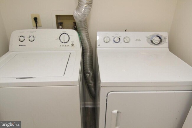 Building Photo - 9008 Sandalwood Dr