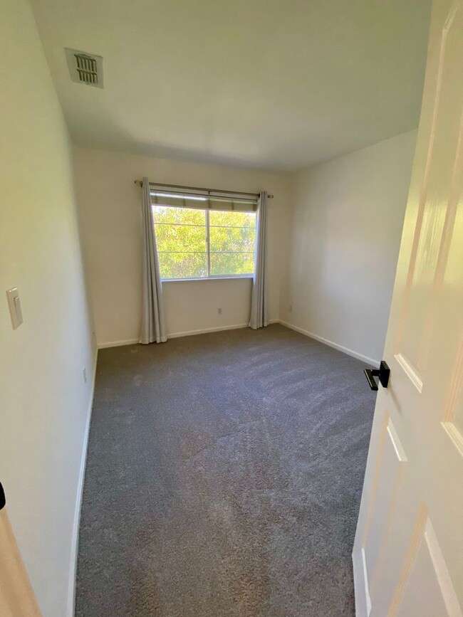 Building Photo - Beautiful 3 bedroom, 2.5 bathroom Rocklin ...