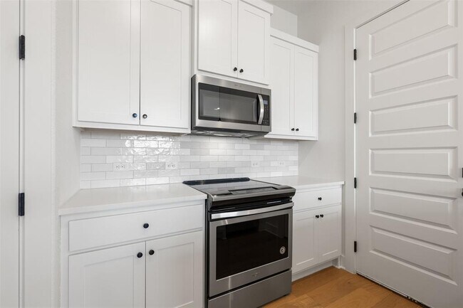 Building Photo - 212 E 20th St