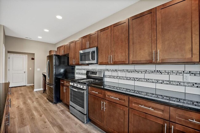 Building Photo - Spacious Spanaway Home w/ A/C & 5 Bedrooms...