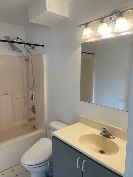 Building Photo - 266 W 750 S