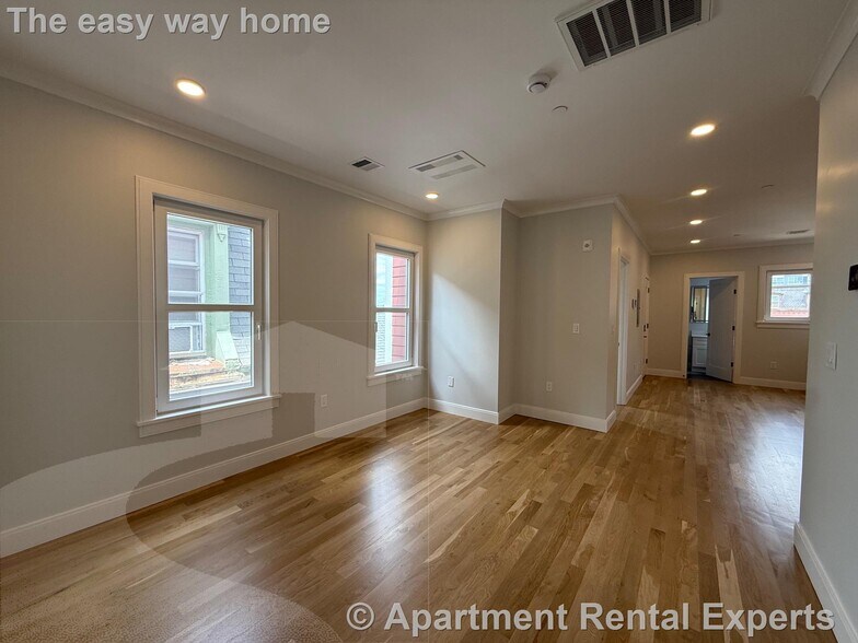 Building Photo - 35 Gore St