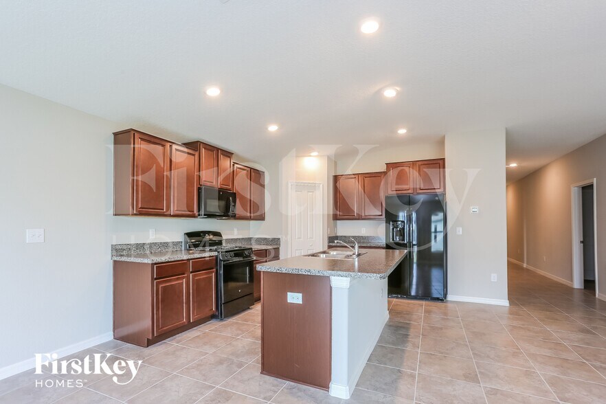 Building Photo - 5001 White Chicory Dr