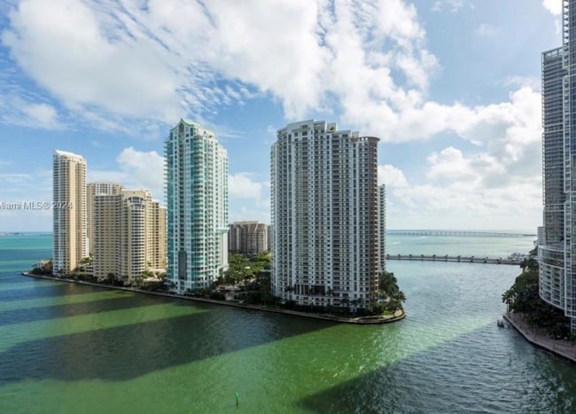 Building Photo - 2 bedroom + 2 bath corner unit || MET1