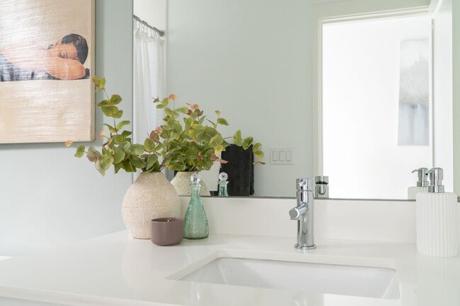 Building Photo - Modern 2bd/2ba Townhome with Rooftop & Par...