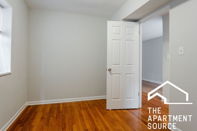 Building Photo - 6535 N Mozart St