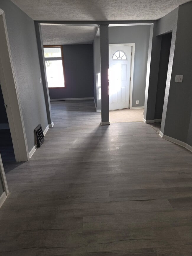 Building Photo - 812 W McClure Ave