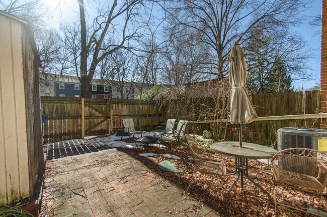 Building Photo - Charming 4 Bed 3.5 Bath Townhome