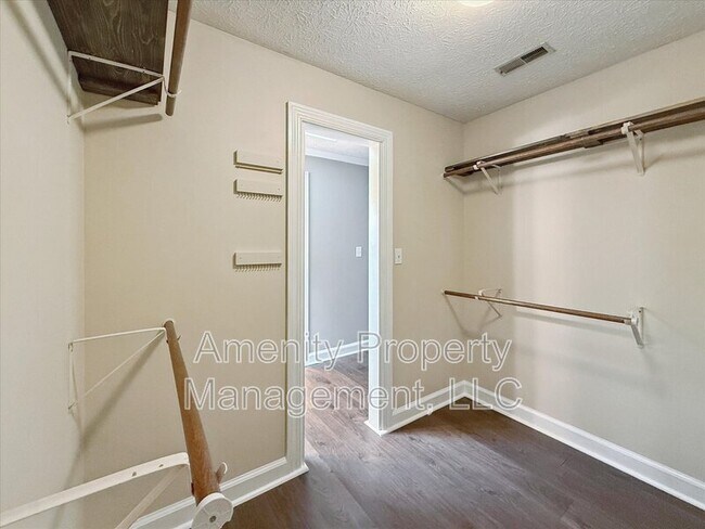 Building Photo - 11 Blacksmythe Ln