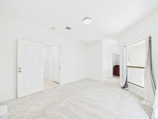 Building Photo - 3805 Center Plaza Dr