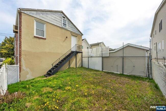 Building Photo - 826 7th St