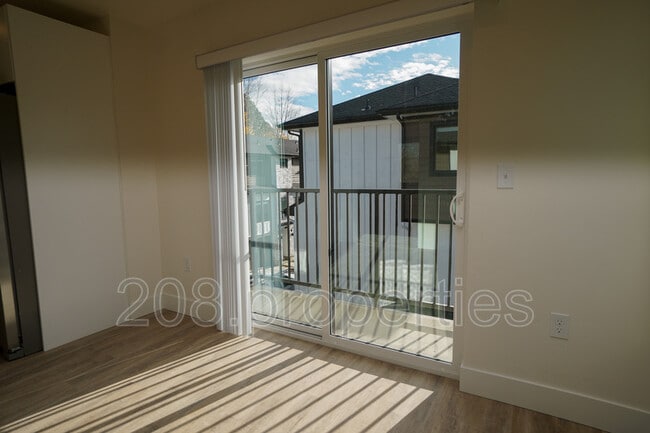 Building Photo - 4633 N Iota Ln