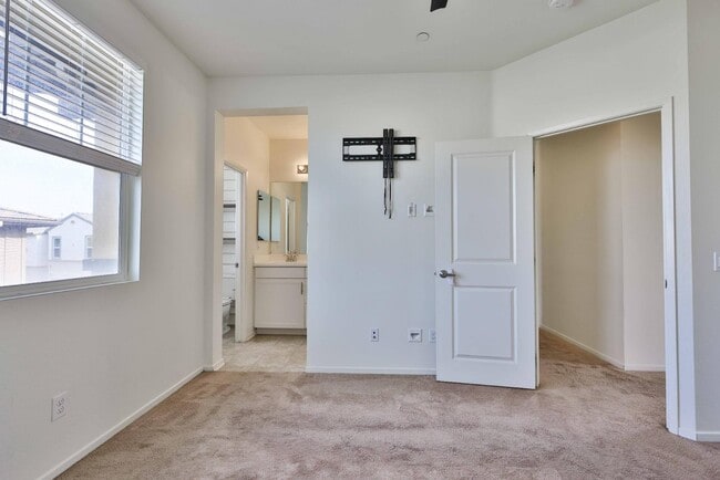 Building Photo - 5460 San Roberto