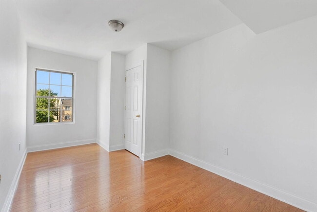 Building Photo - 621 N 33rd St