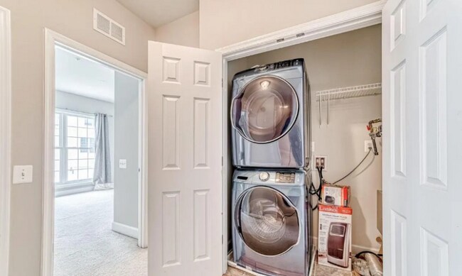 Building Photo - 2267 Oberlin Dr