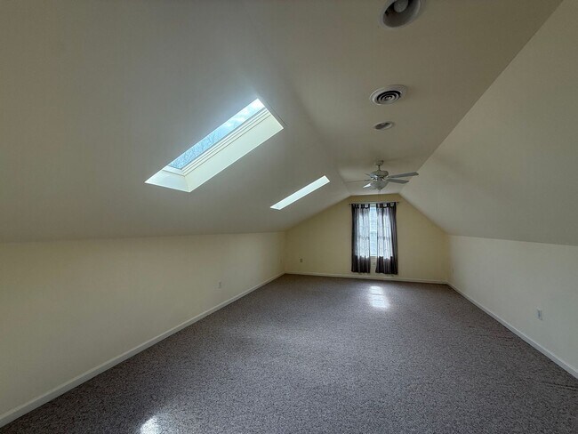 Building Photo - For Rent 3 bed / 2.5 bathrooms | attached 2 car-garage plus detached 2 car-garage on a 1.52-acre ...