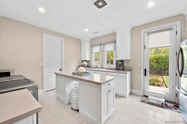 Building Photo - 14748 Valle Del Sur Ct