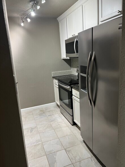 Building Photo - 7102 N Holiday Dr