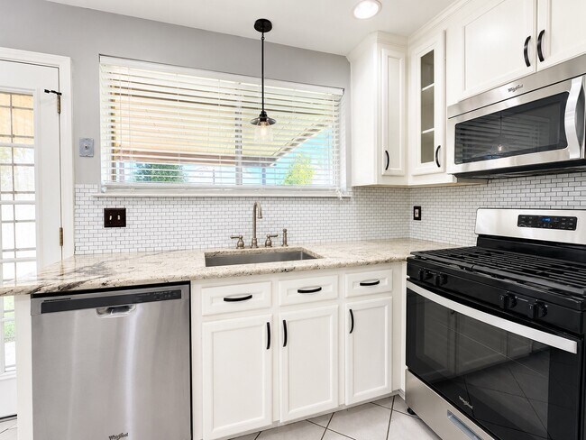Building Photo - 1206 Park Knoll Ln