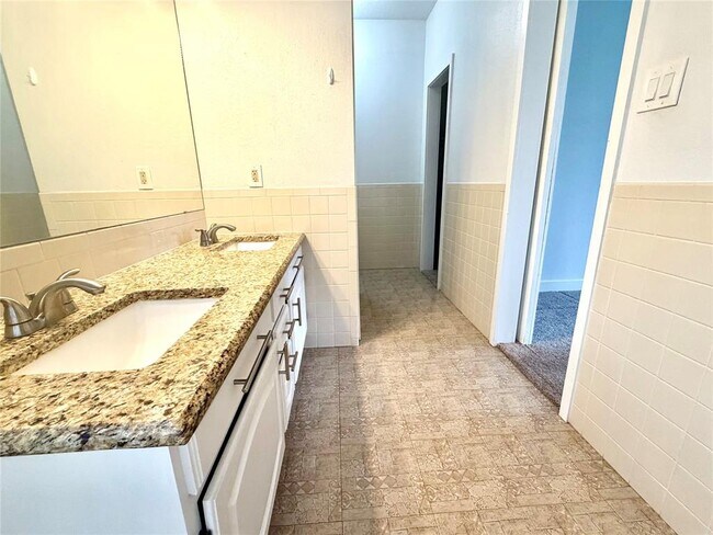 Building Photo - 17844 Park Valley Dr