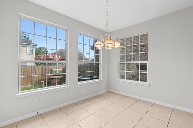 Building Photo - 4444 Victory Dr