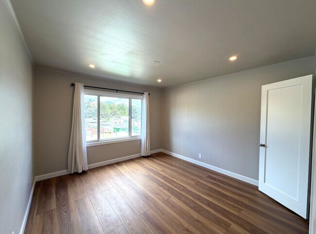 Building Photo - TOTAL REMODEL LARGE BRIGHT 1800sf 3BR/2BA/2GR Cayuga Terrace Home  AVAILABLE NOW