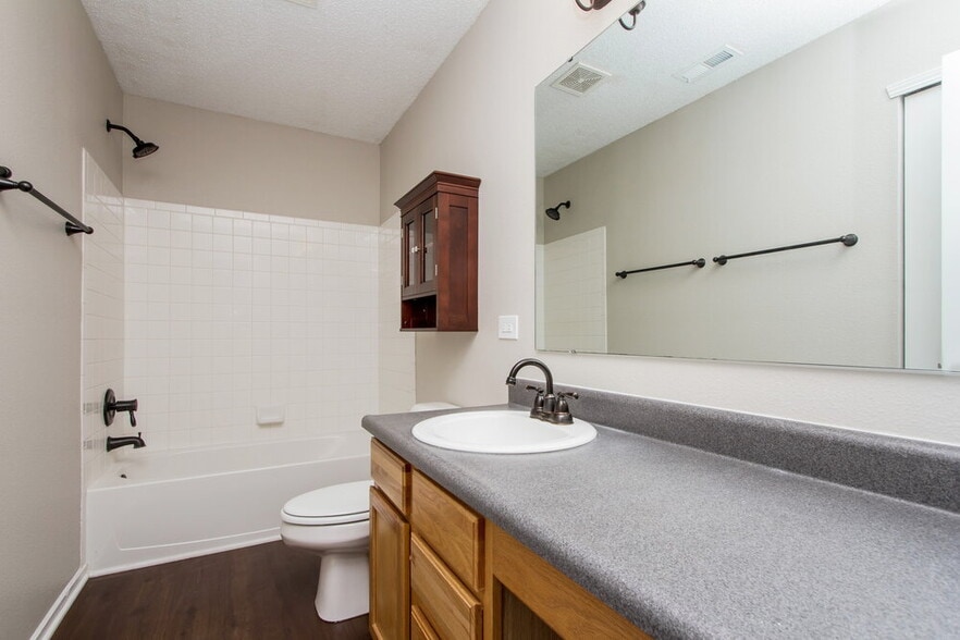 Building Photo - 924 Bentgrass Dr