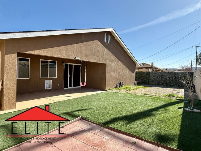 Building Photo - AVAILABLE NOW!!