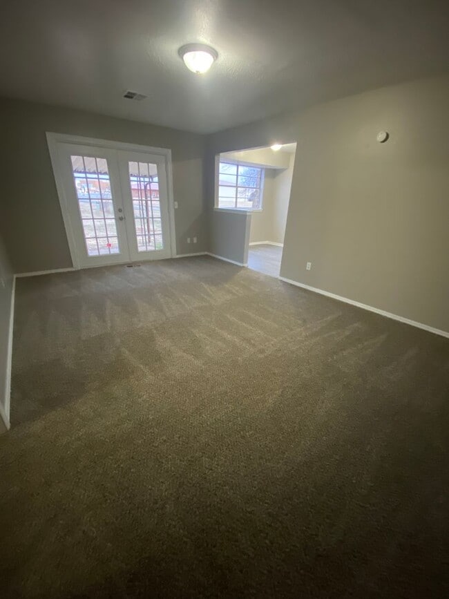 Building Photo - Cute 4 Bedroom Home