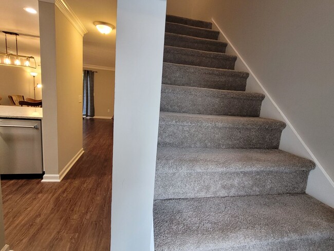 Building Photo - Furnished 3 BR, 3 BH Townhouse in Wilmington!