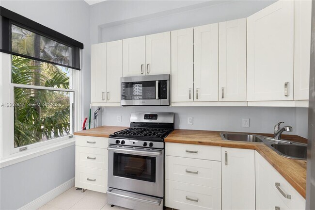 Building Photo - 2421 Lake Pancoast Dr